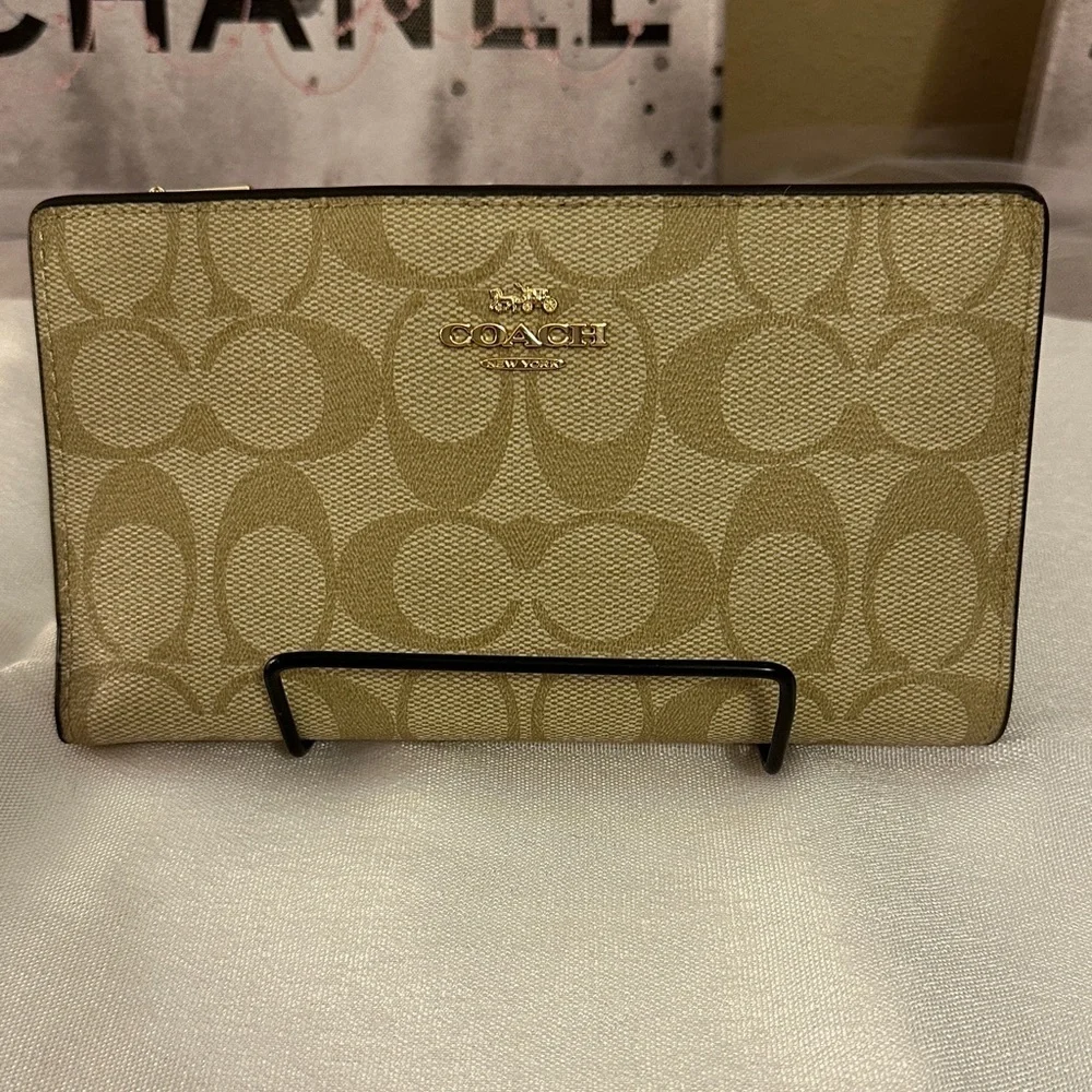 Coach Signature Slim Zip Wallet In Light Khaki/Chalk. NWTs